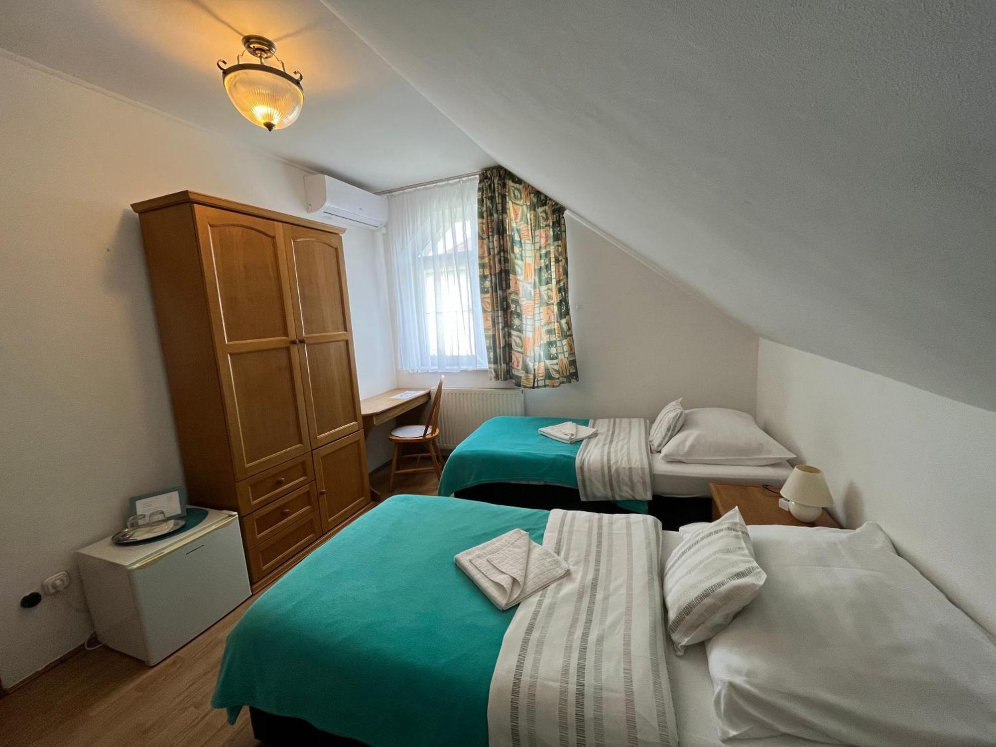 Kiskut Liget Pension Gyor Bagian luar foto
